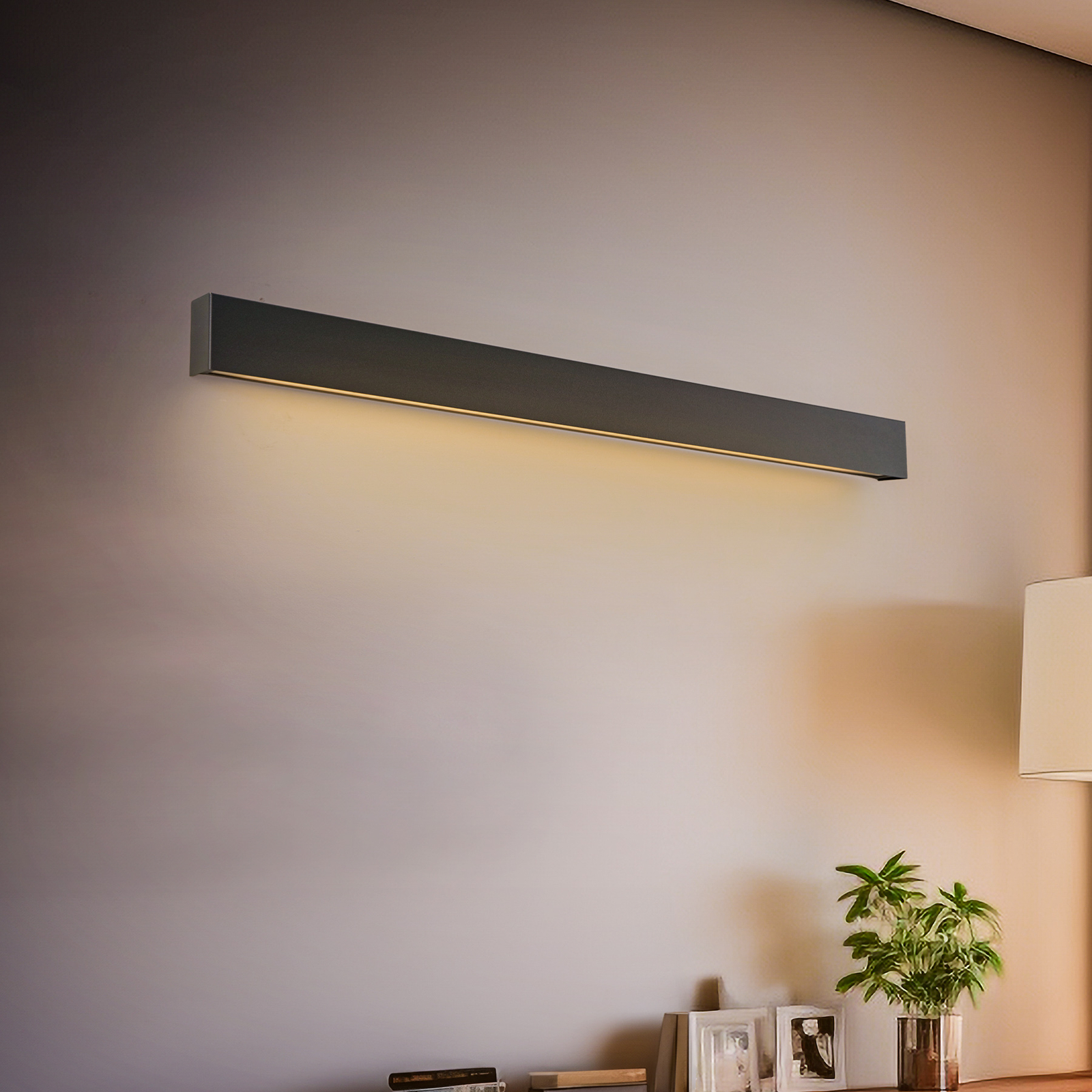 Straight M wall light, 92 cm, graphite